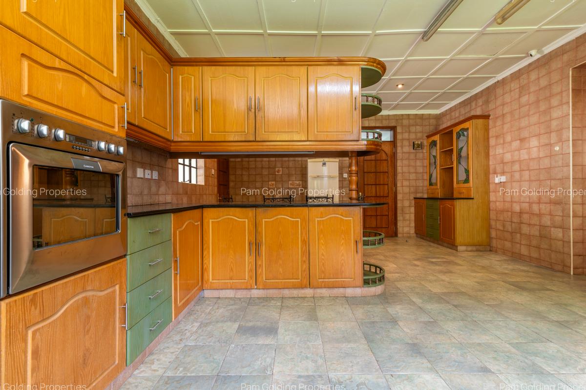 5 Bed House with En Suite in Runda - 6