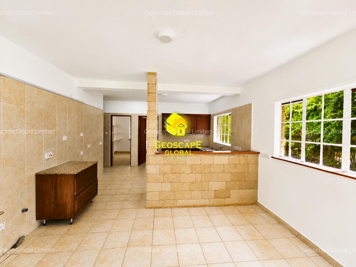 5 Bed House with En Suite in Rosslyn - 7