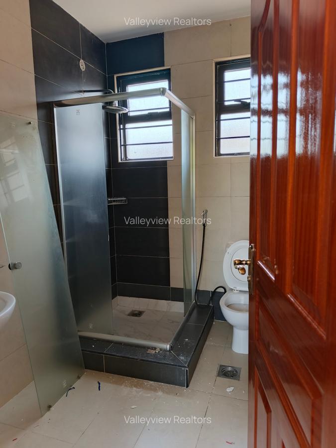 5 Bed Townhouse with En Suite at Lavington - 18