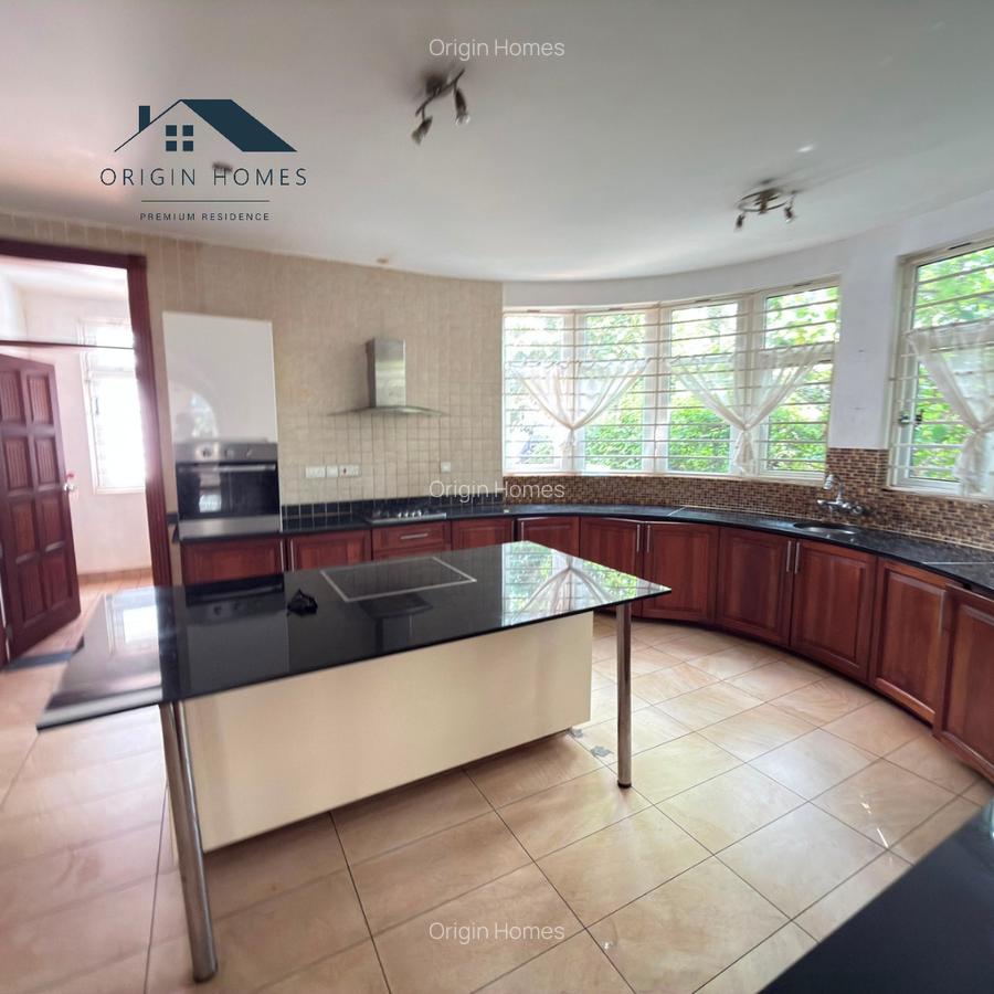 5 Bed House with En Suite at Rosslyn - 12