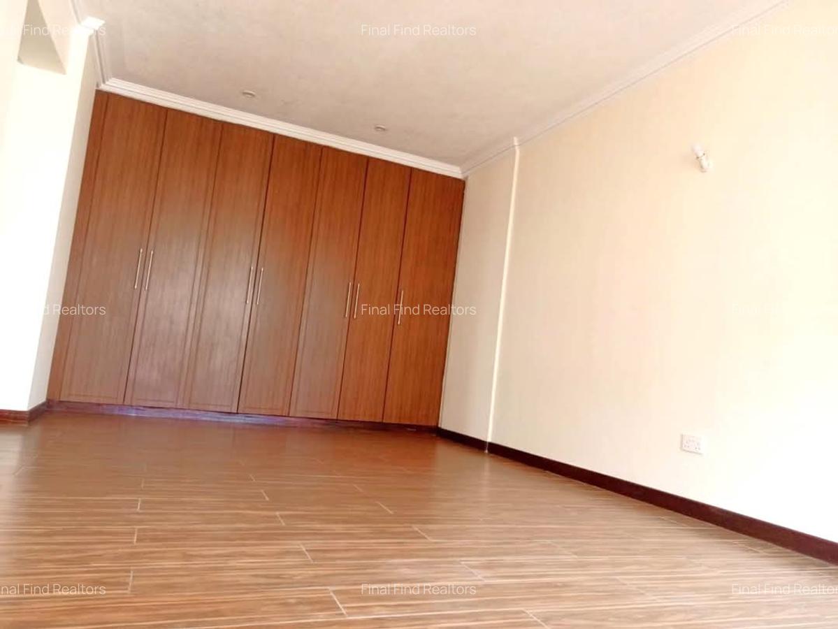3 Bed Apartment with En Suite in Brookside - 8