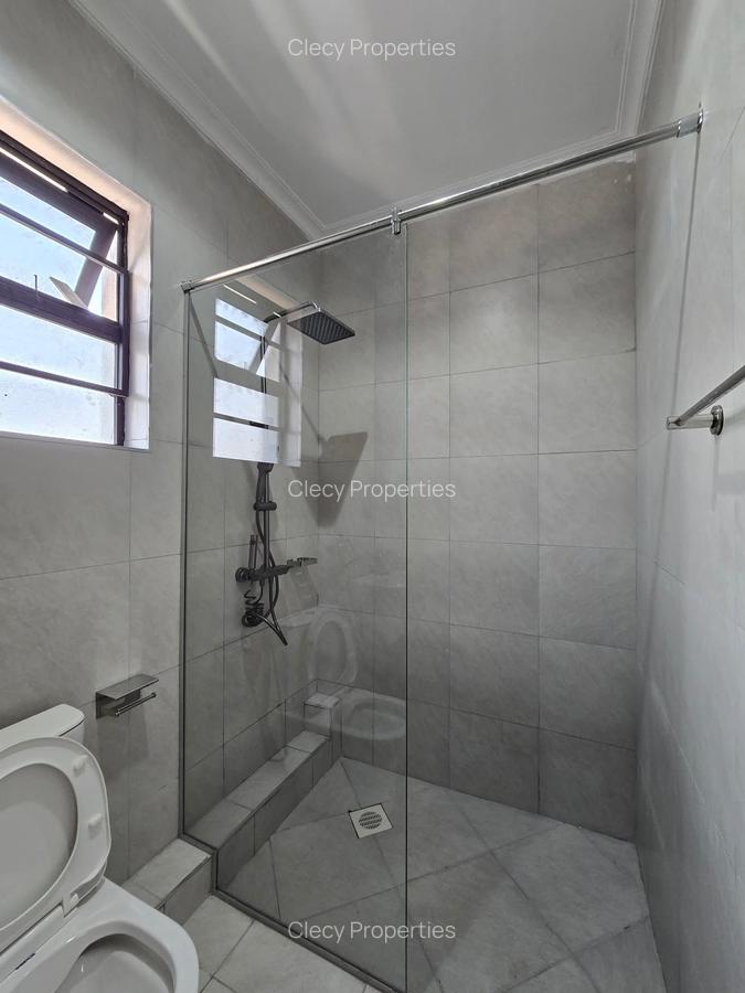 5 Bed House with En Suite at Membley - 12