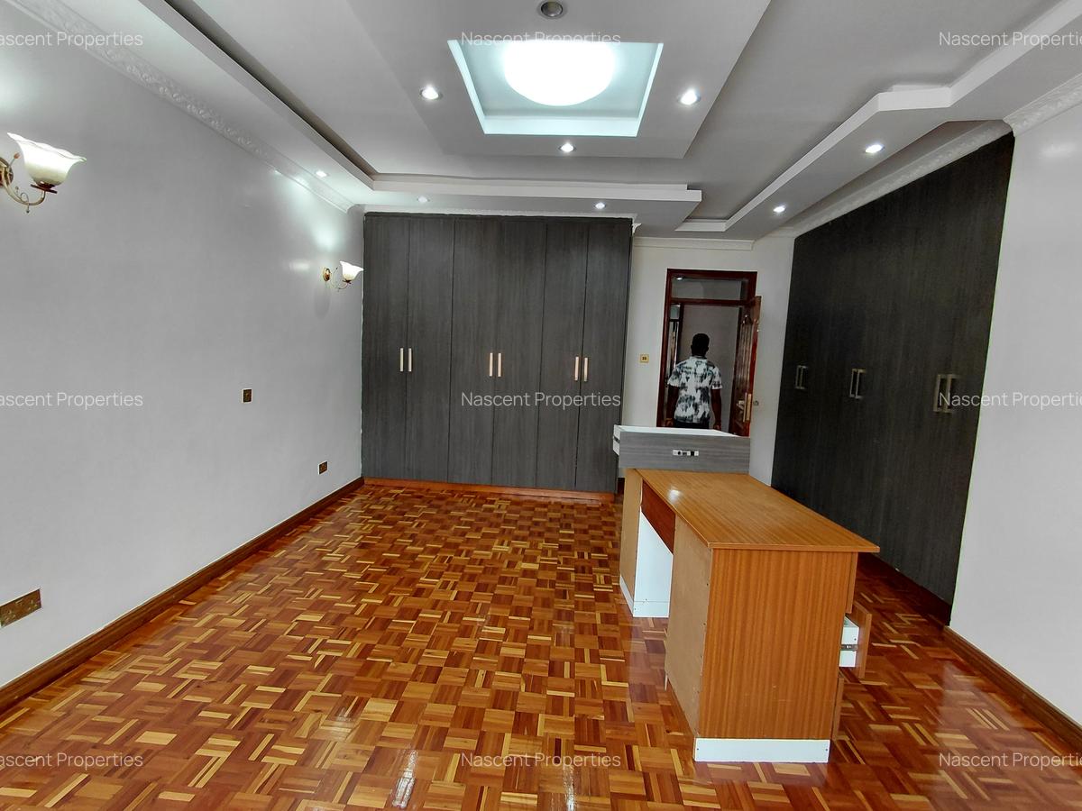5 Bed House with En Suite in Runda - 14