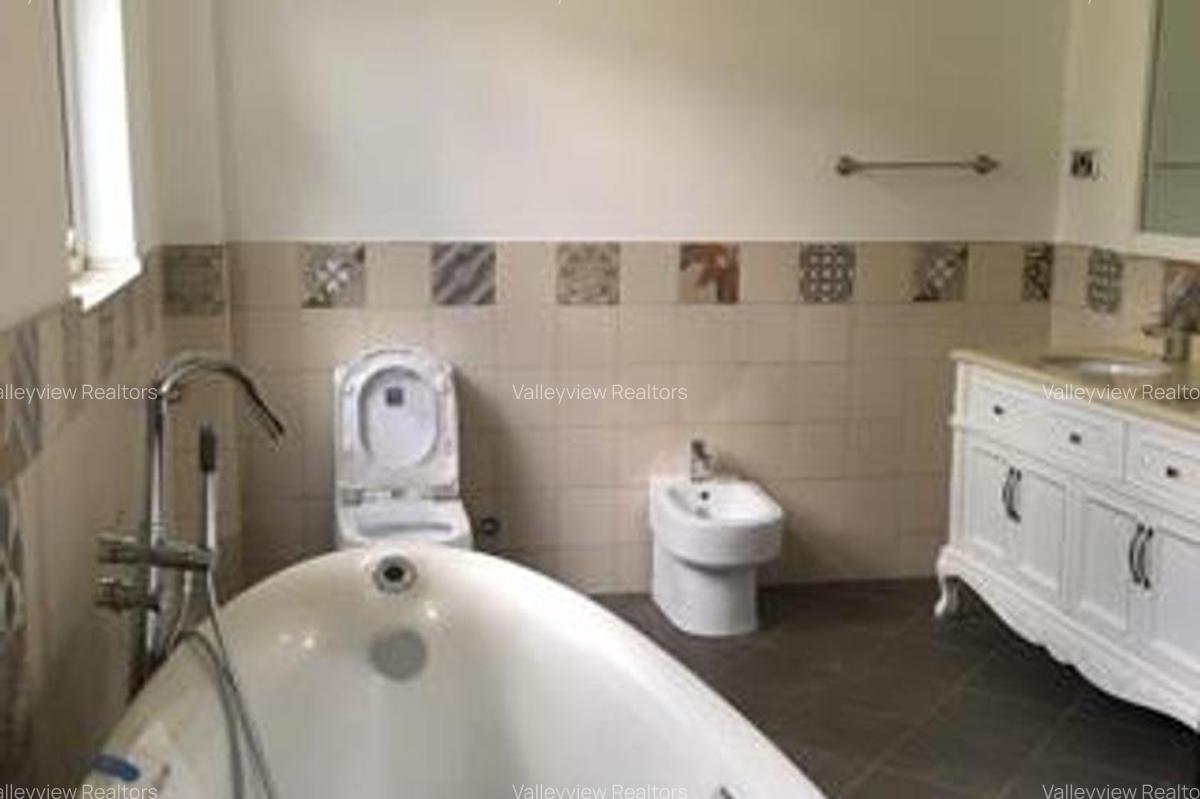 5 Bed Townhouse with En Suite at Lavington - 7