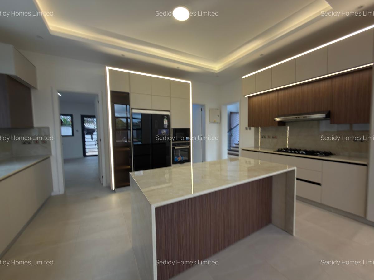 5 Bed Villa with En Suite in Lavington - 2