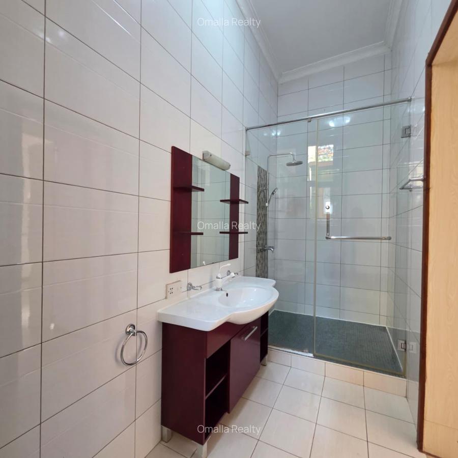 4 Bed House with En Suite in Riverside - 15