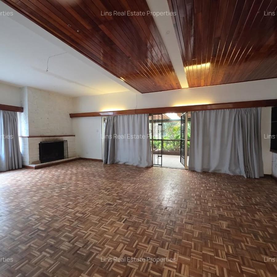 6 Bed House with En Suite in Lavington - 16