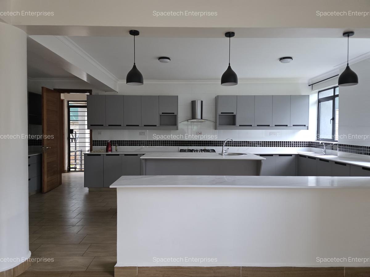 5 Bed Townhouse with En Suite in Ridgeways - 7