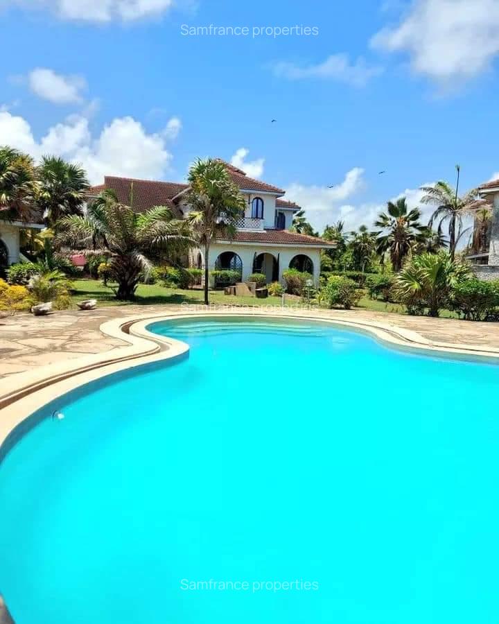 5 Bed Villa with En Suite at Baobab Road - 1