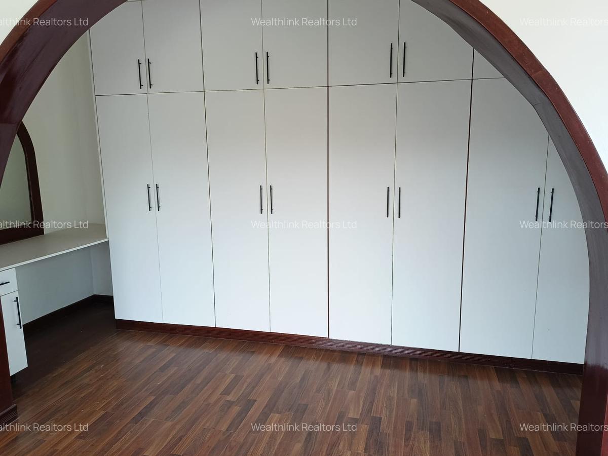 5 Bed House with En Suite at Ridgeways - 17
