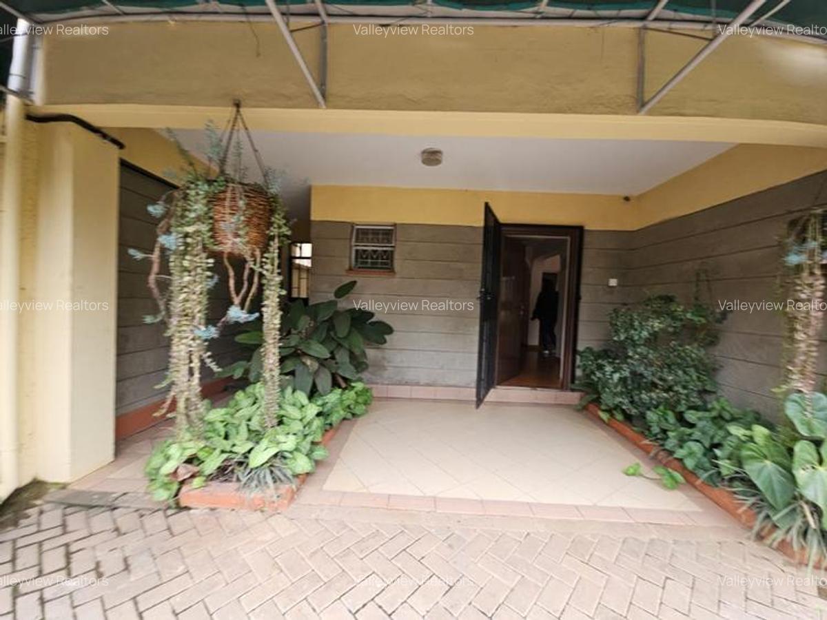 5 Bed Townhouse with En Suite at Lavington - 1