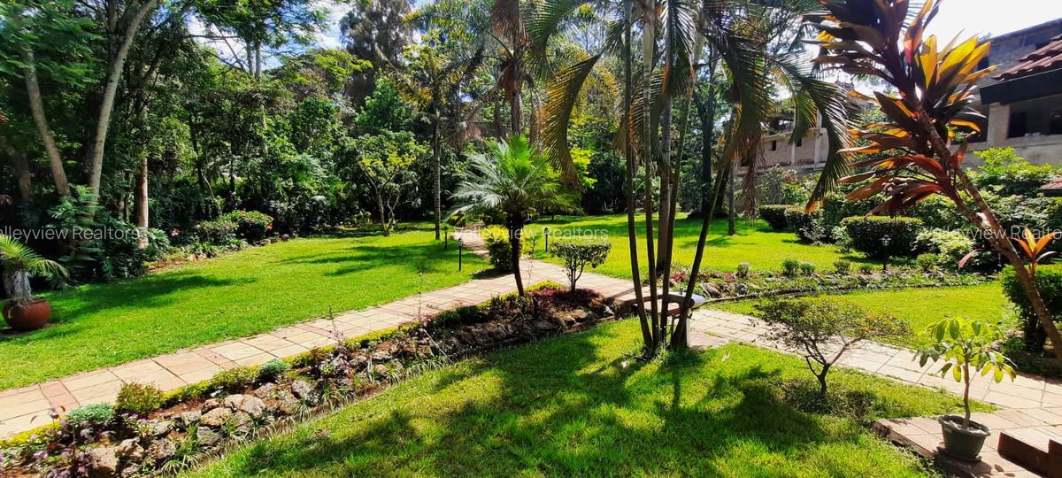3 Bed House with En Suite at Lavington - 1