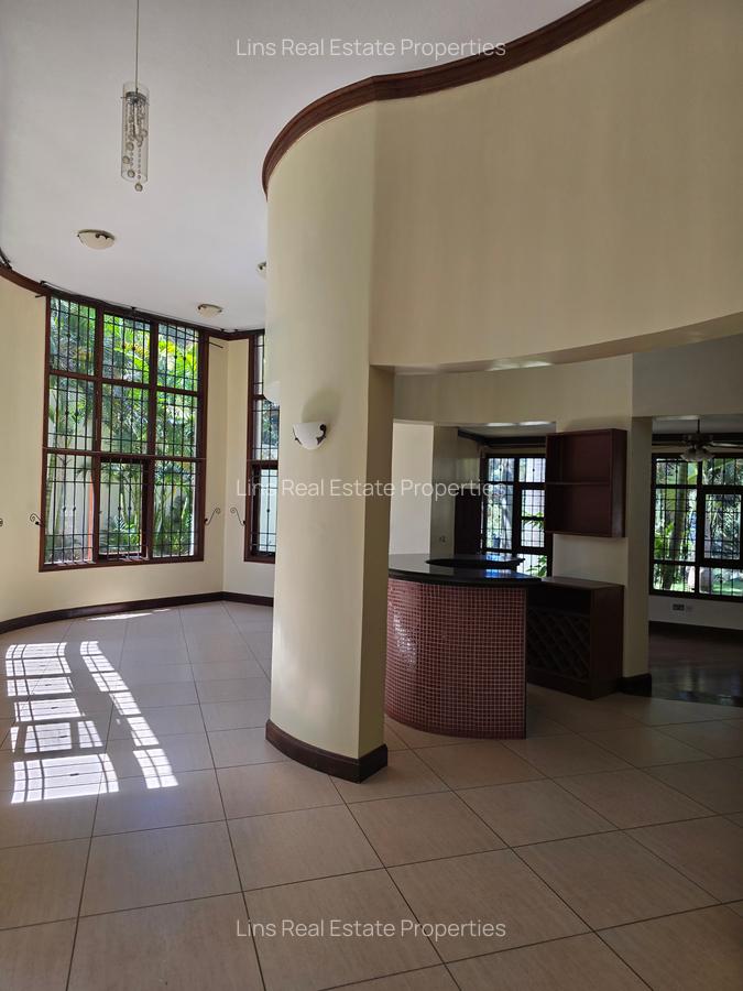 4 Bed House with En Suite in Hill View - 12