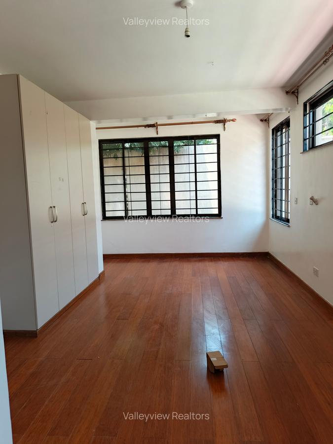 5 Bed Townhouse with En Suite at Lavington - 16