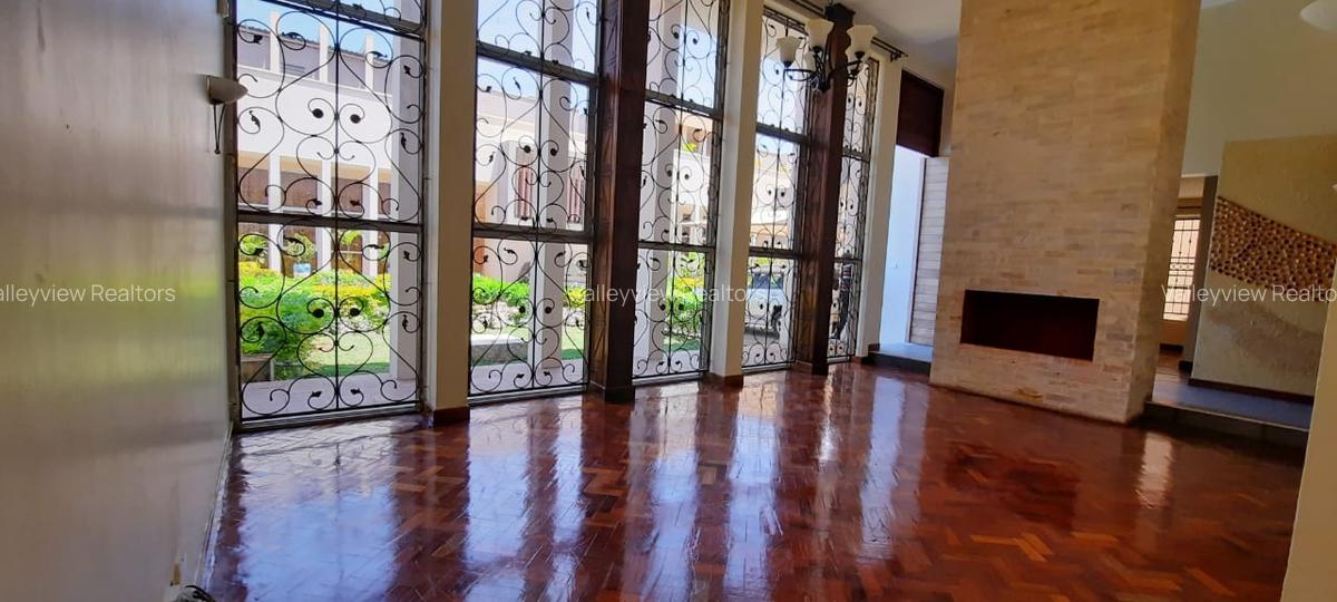 5 Bed Townhouse with En Suite at Lavington - 12