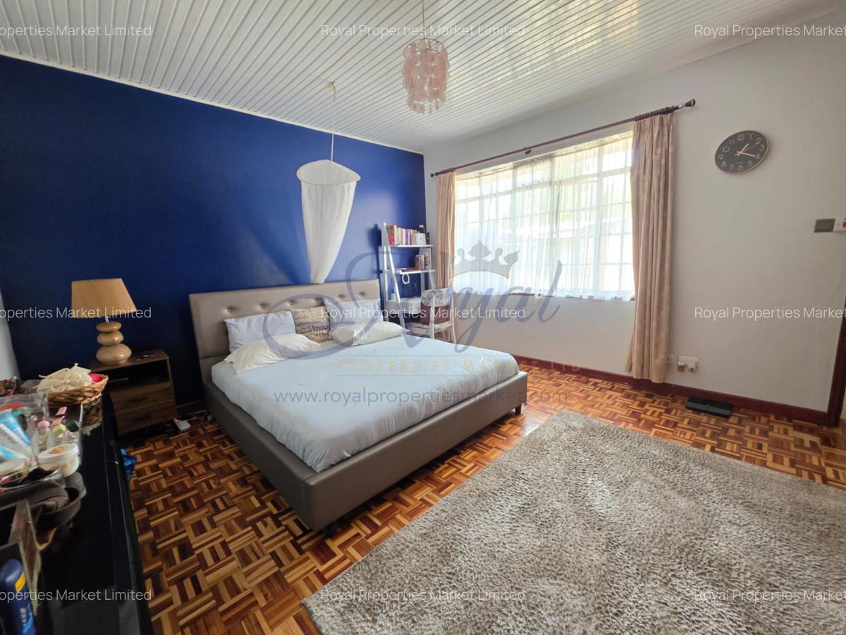 4 Bed House with En Suite in Lavington - 6