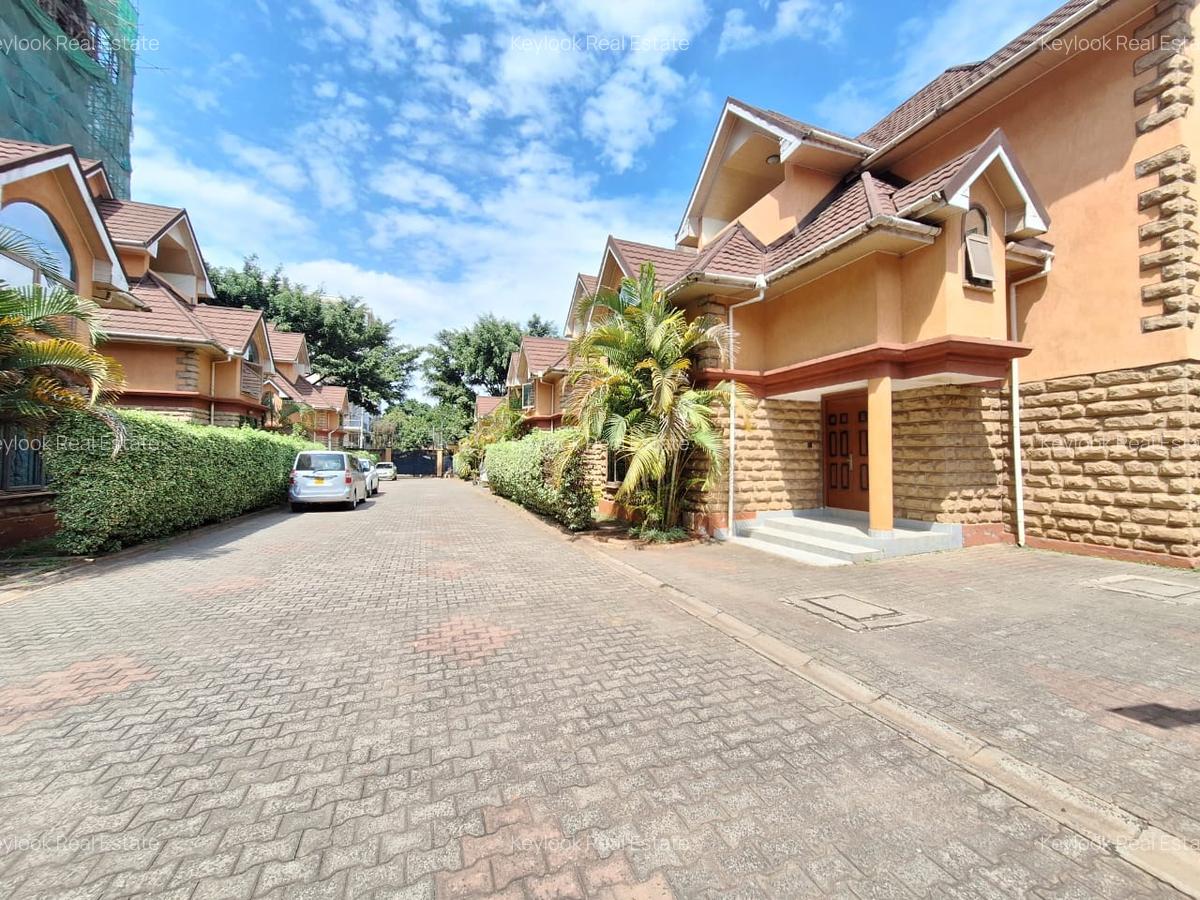 5 Bed Townhouse with En Suite at Lavington - 1