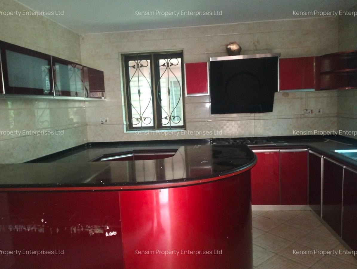 5 Bed Townhouse with En Suite in Lavington - 3