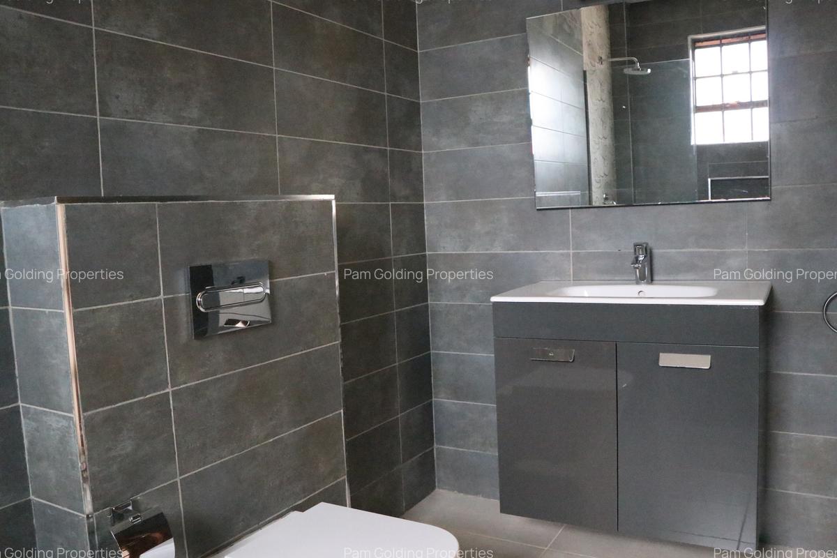 5 Bed House with En Suite in Runda - 6