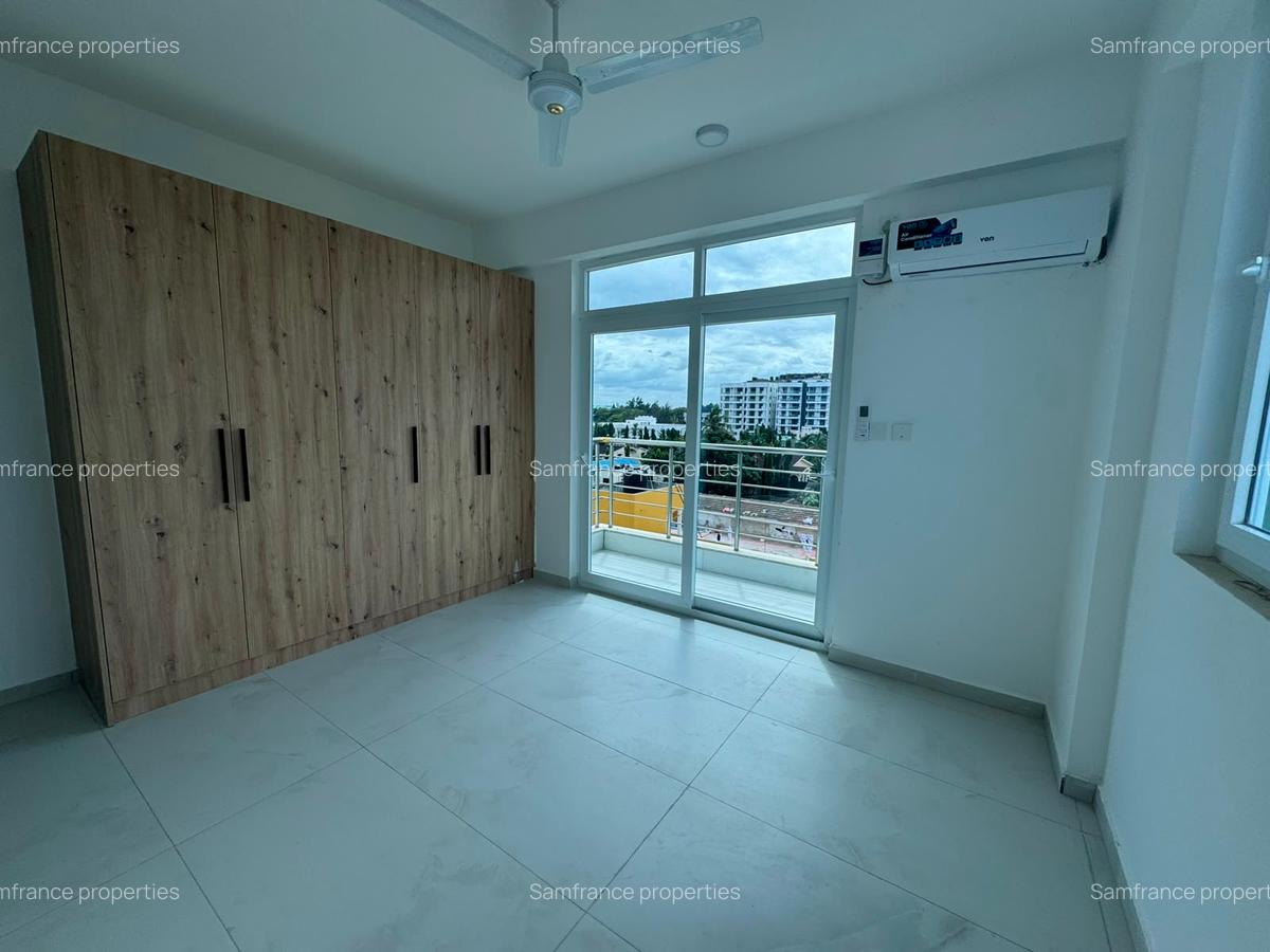 Serviced 2 Bed Apartment with En Suite at Links Road - 10