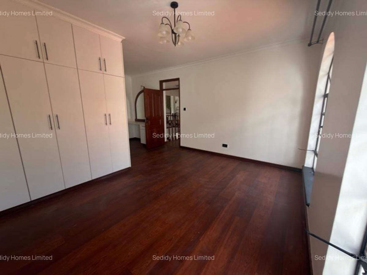 5 Bed House with En Suite in Ridgeways - 15