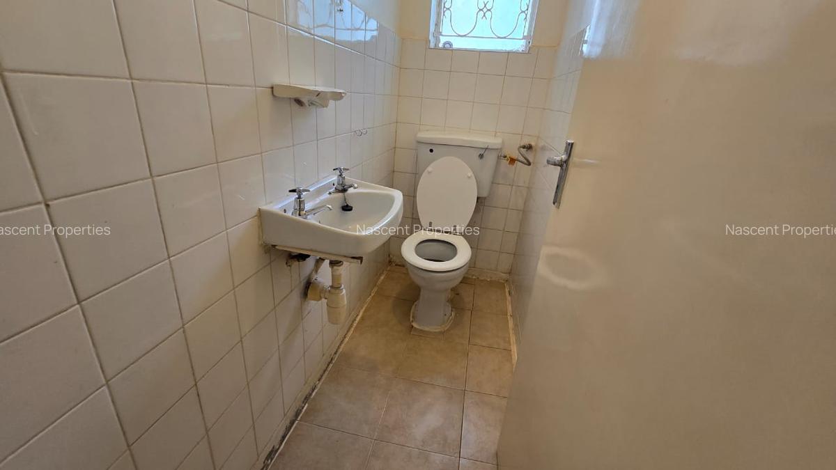 4 Bed House with En Suite in Rosslyn - 12