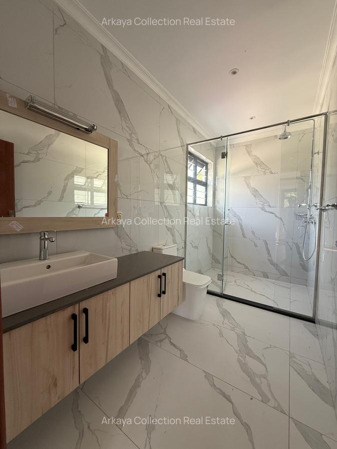 5 Bed House with En Suite in Runda - 11