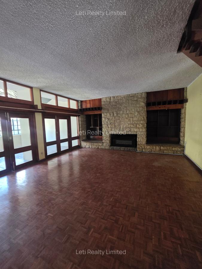 4 Bed House with En Suite in Lavington - 10