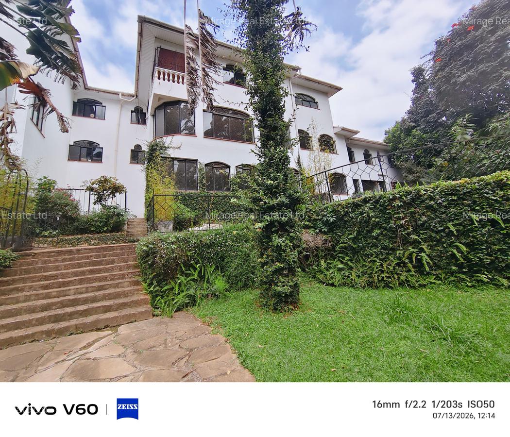 6 Bed House with En Suite in Nyari - 1