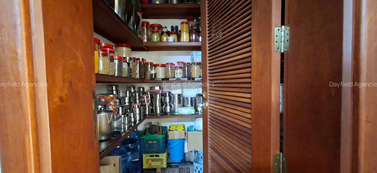 5 Bed House with En Suite in Lavington - 8