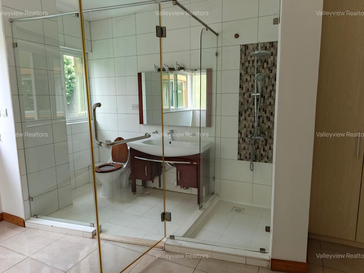 4 Bed Townhouse with En Suite at Riverside - 12
