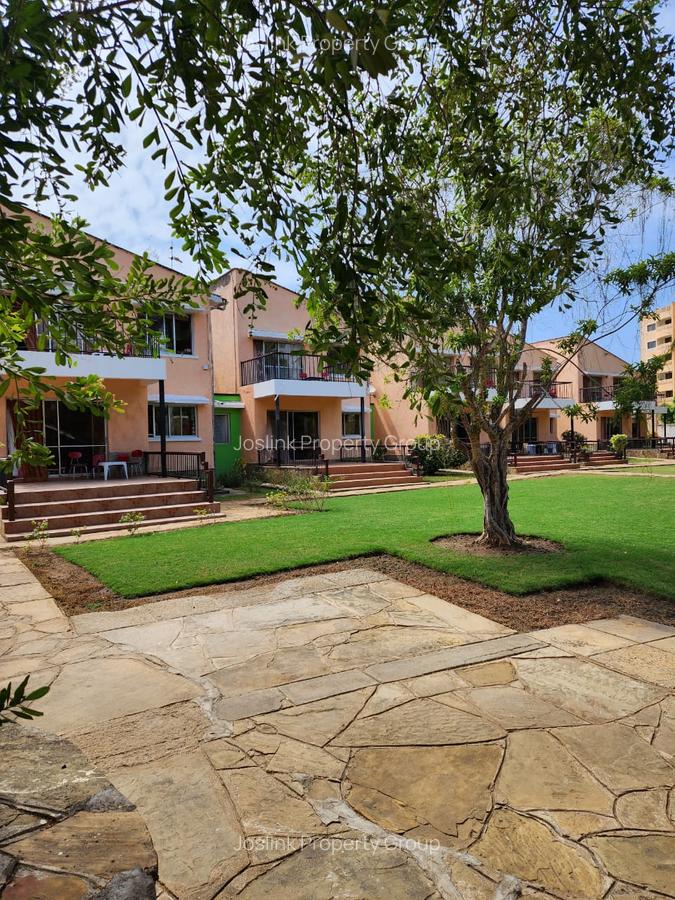 Serviced 10 Bed Apartment with En Suite at Greenwood Drive - 2