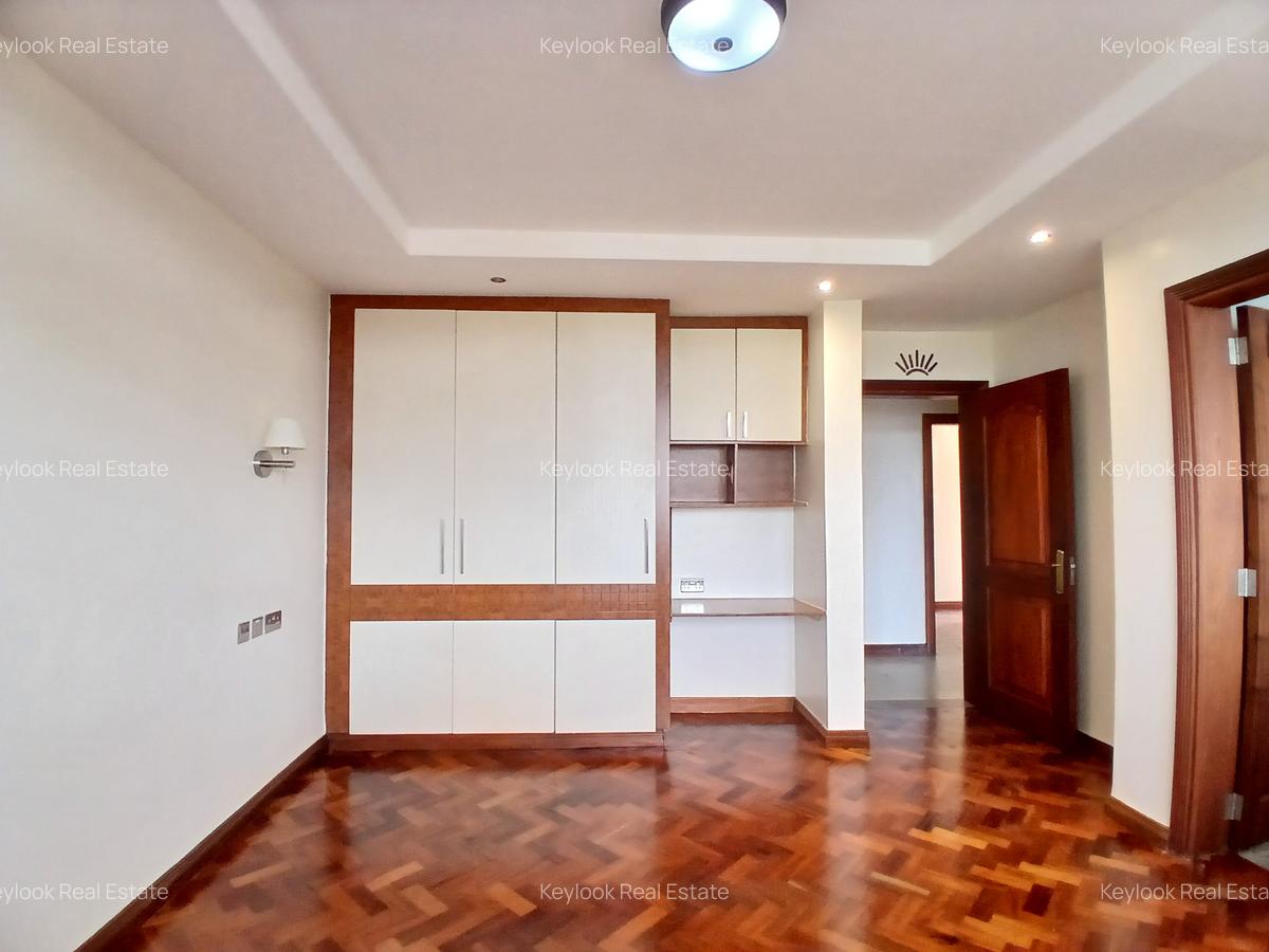 3 Bed Apartment with En Suite at Riverside Drive - 11