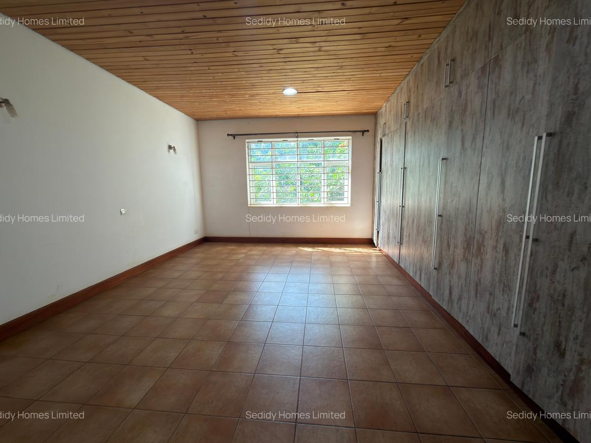 5 Bed Townhouse with En Suite in Rosslyn - 6