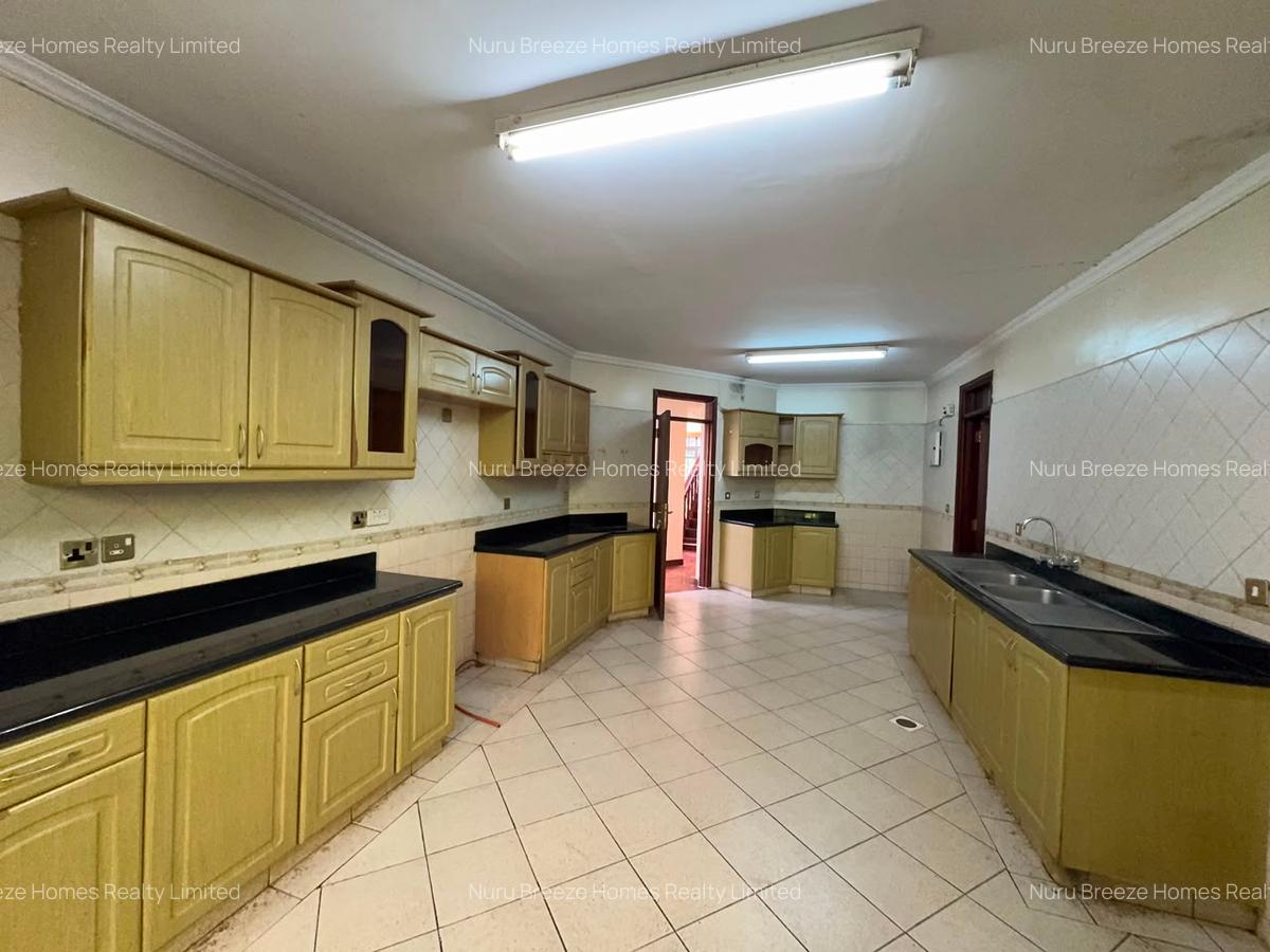 4 Bed Townhouse with En Suite in Kitisuru - 11