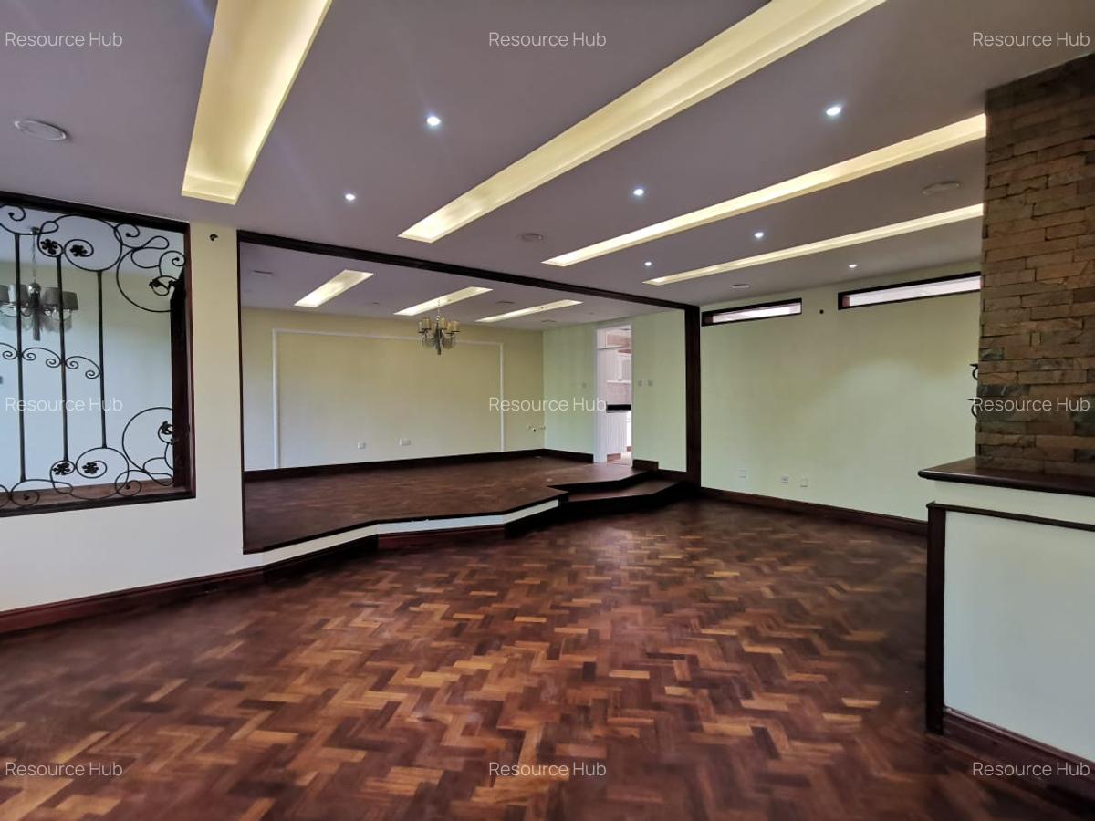 4 Bed House with En Suite at Mountain View - 5