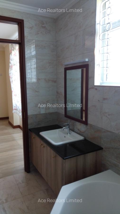 3 Bed Apartment with En Suite at Parklands - 17