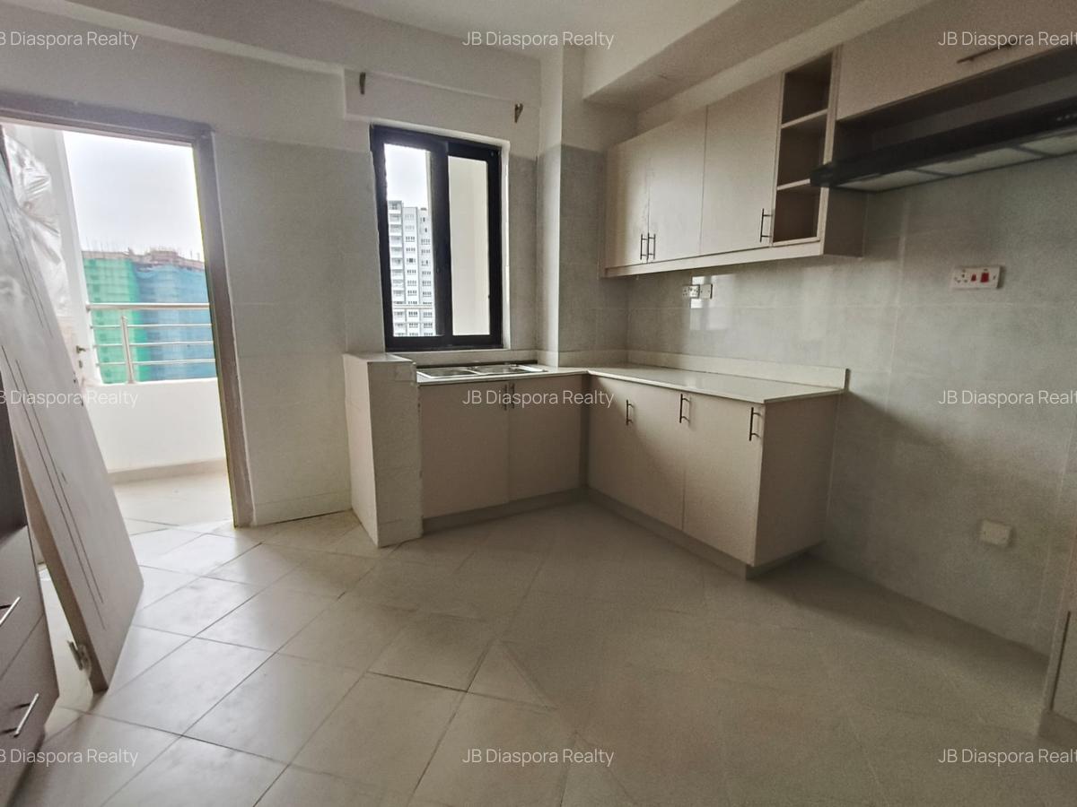4 Bed Apartment with Swimming Pool at City Park - 16