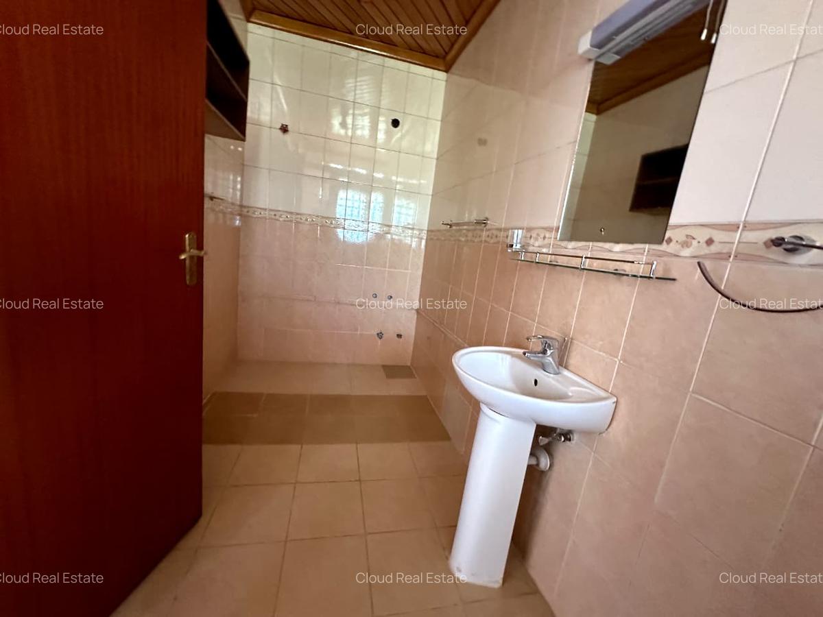 5 Bed Townhouse with En Suite in Lavington - 18