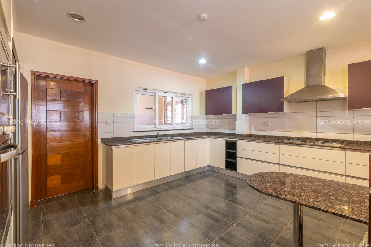 3 Bed Apartment with En Suite at School Lane - 5