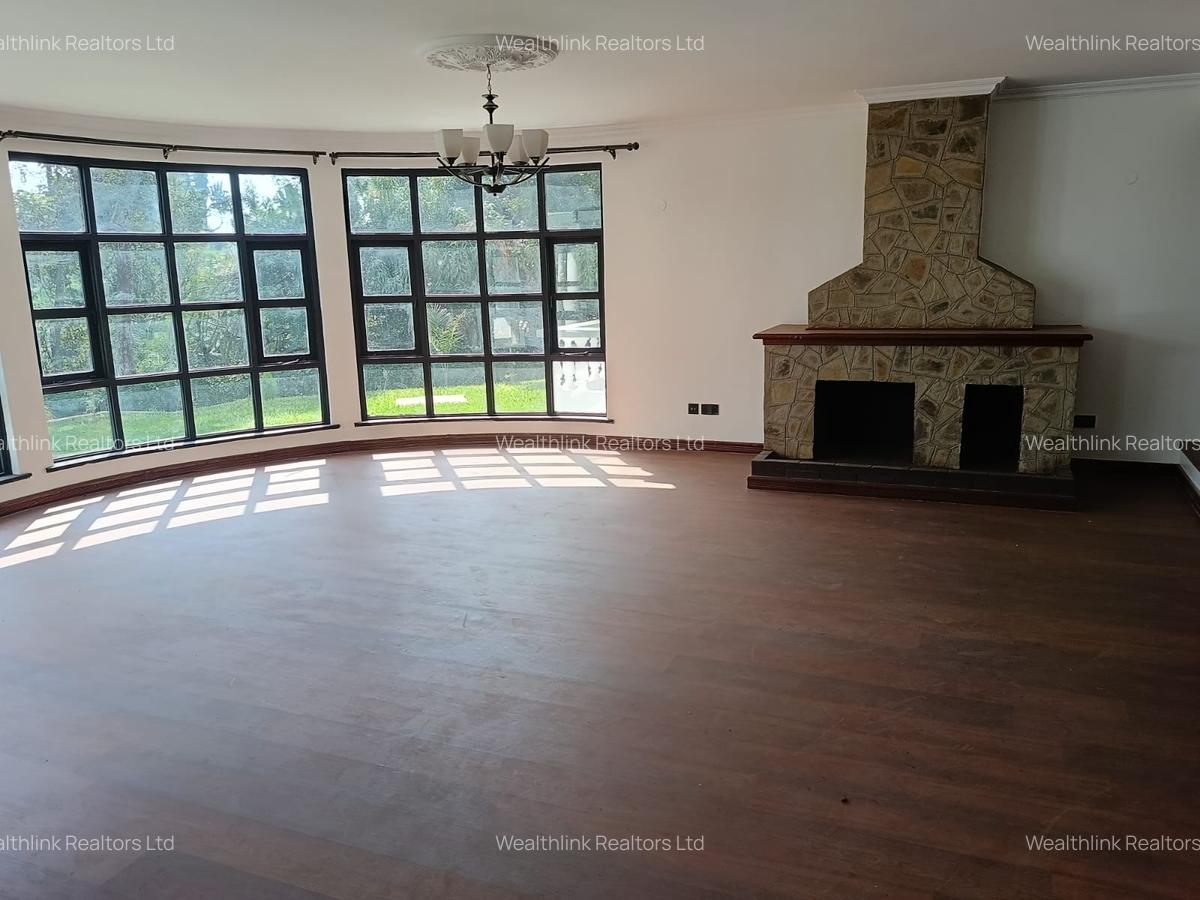 5 Bed House with En Suite at Ridgeways - 16