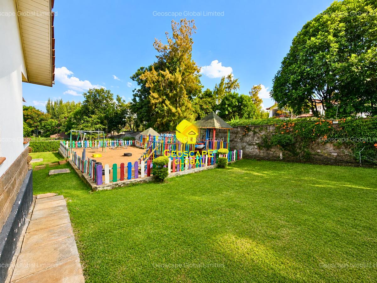 4 Bed House with En Suite in Rosslyn - 2