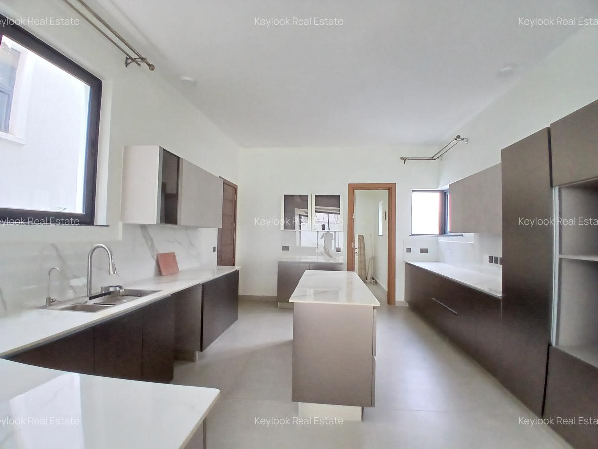5 Bed Townhouse with En Suite at Lavington Green - 8