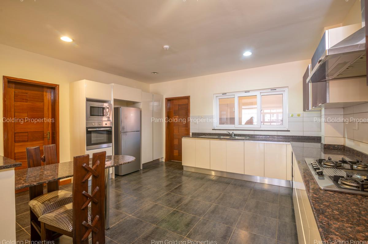 3 Bed Apartment with En Suite at School Lane - 3