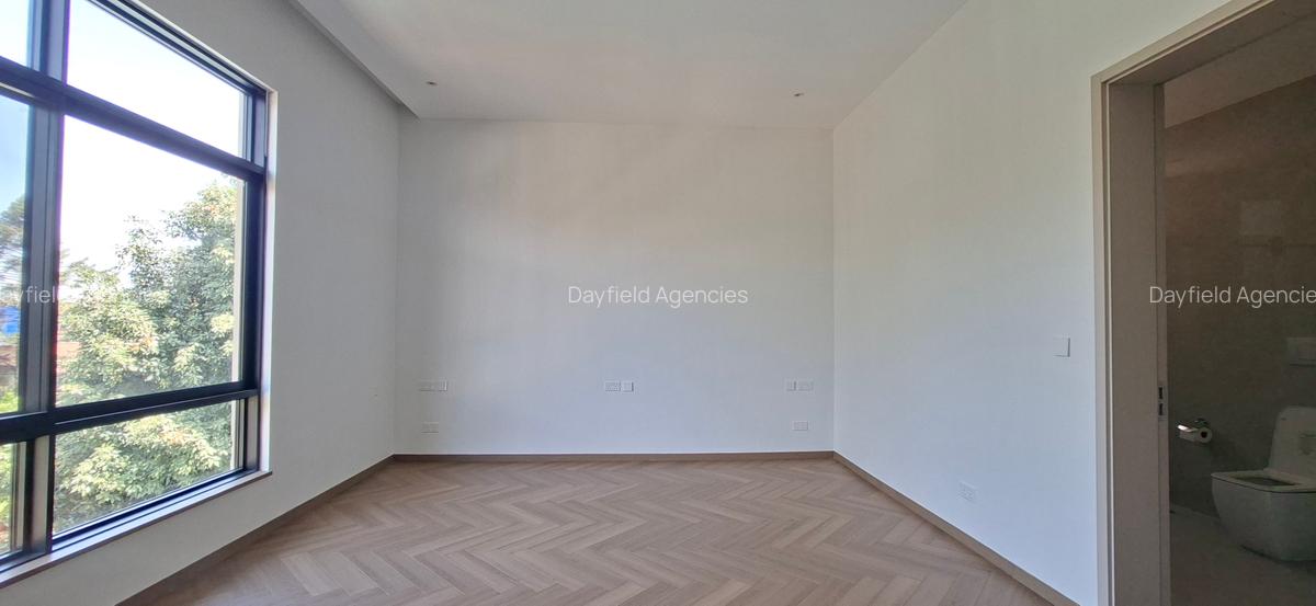 5 Bed House with En Suite in Lavington - 11