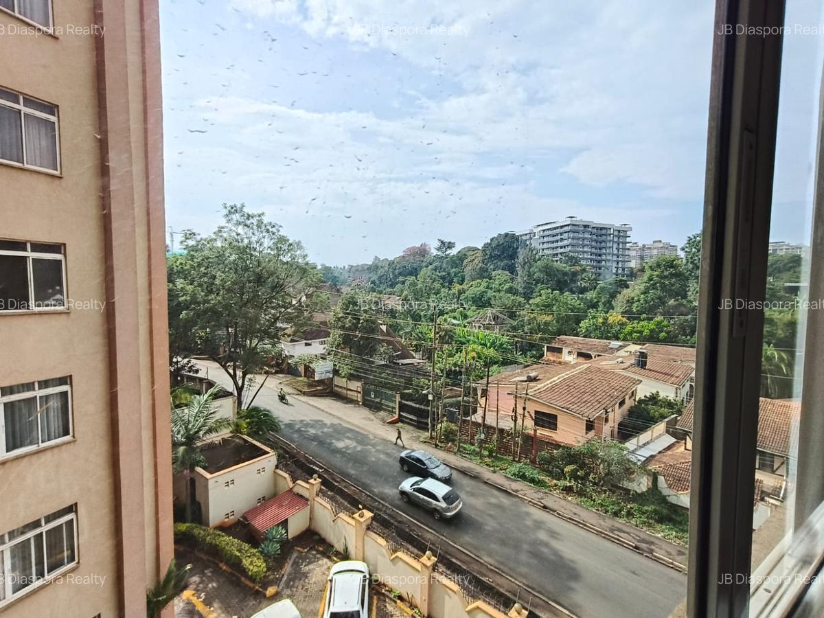 3 Bed Apartment with En Suite in Brookside - 4