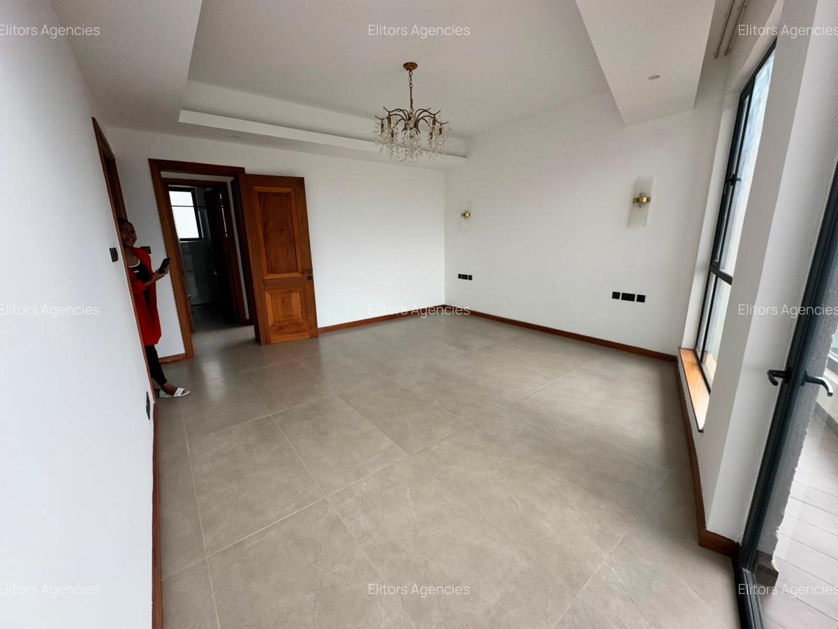 4 Bed Apartment with En Suite at Riverside Drive - 17