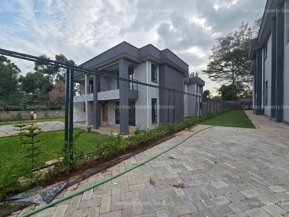 4 Bed House with En Suite in Ridgeways - 17