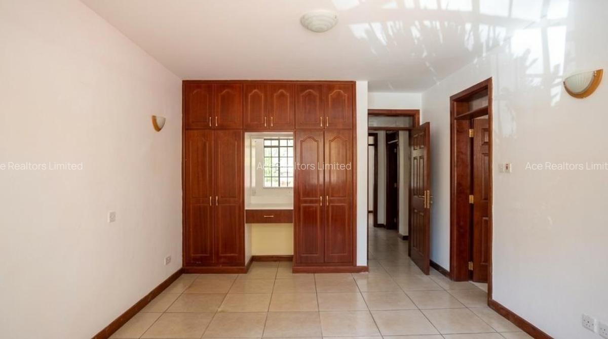 3 Bed Apartment with En Suite at Brookside Estate - 10