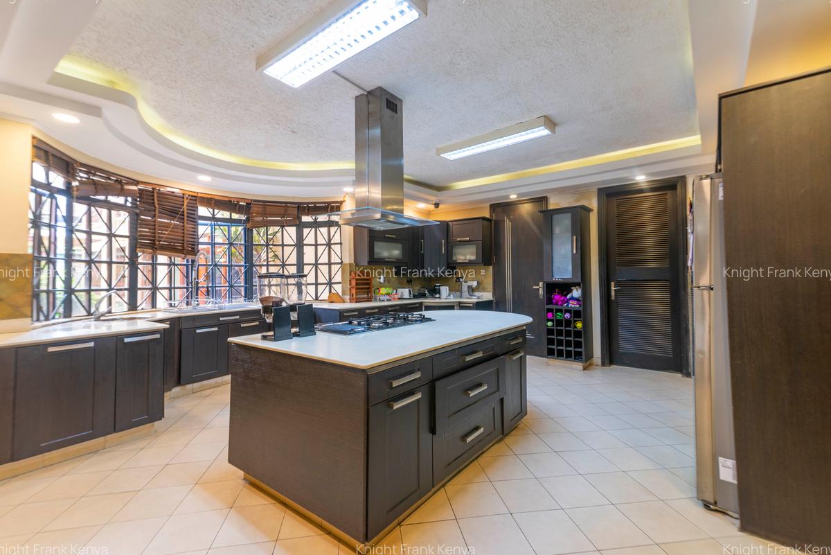 5 Bed House with En Suite in Ridgeways - 6